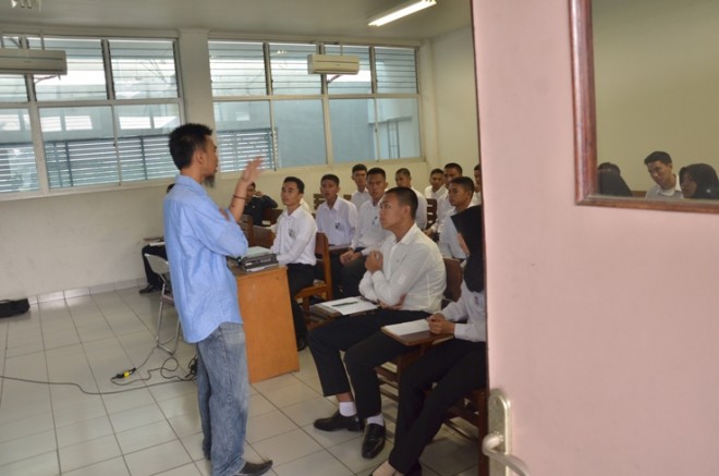 Calon Praja IPDN saat mengikui Tes Kompetensi Dasar di Stikom Dinamika Bangsa.    