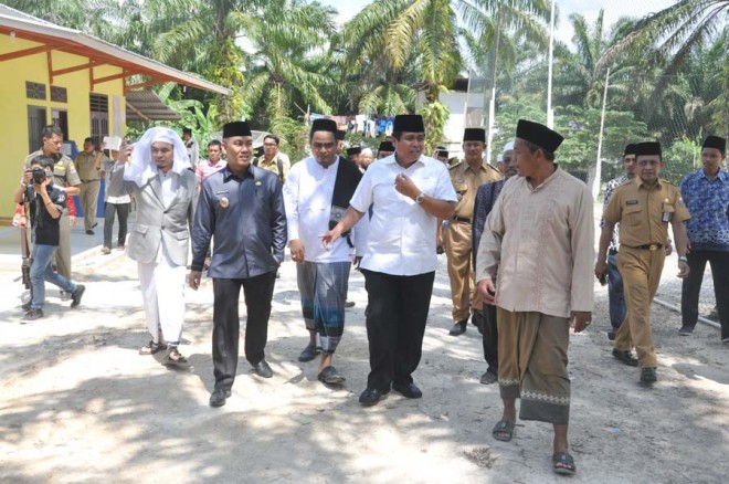 Secara pribadi, HBA langsung membantu 100 sak semen bagi pembangunan gedung pesantren. Pimpinan pesantren, Maskun Hadi merasa gembira dikunjungi HBA yang sudah dinantikan.