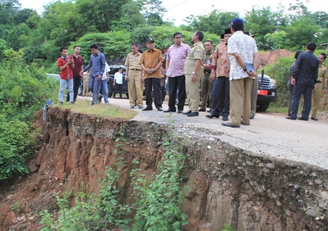Untuk memperbaiki seluruh ruas jalan provinsi yang ada saat ini, tidak bisa disulap hanya dalam kurun waktu empat tahun.