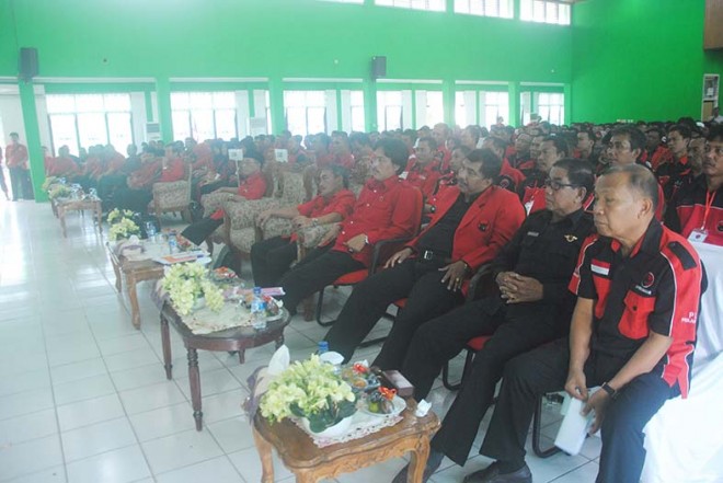 Wakil Sekretaris Jendral DPP PDI Perjuangan, yang memberikan pengarahan di hadapan ratusan pengurus saat Konvercab. 