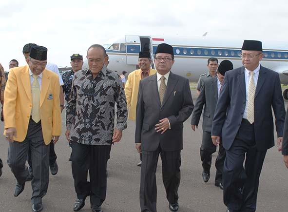 Golkar memastikan diri ambil bagian di posisi Cawagub pada Pilgub mendatang. Pada foto terlihat Zoerman Manap, Fachrori Umar, Cek Endra saat menyambut kedatangan Aburizal Bakrie ke Jambi beberapa waktu lalu.