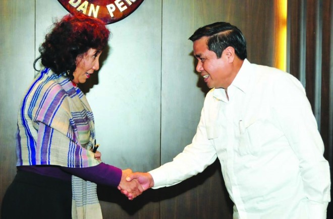 Menteri Kelautan dan Perikanan RI, Susi Pudjiastuti menyambut kunjungan Gubernur HBA.
