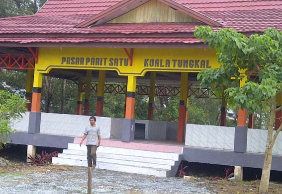 Kondisi Pasar Parit I yang sepi dari pedagang.