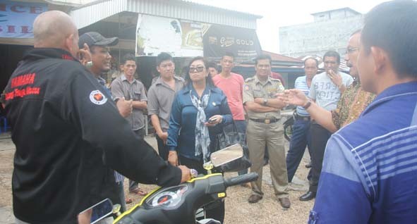 Anggota Dewan, Muhilli Amin, Yenny Sinaga dan Paris Siregar Berbincang Kepada Warga Setempat dan Ketua RT 11