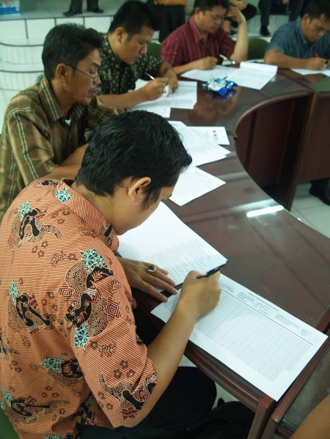 Sejumlah calon Panwas terpilih mengikuti tes kejiwaan selama dua jam. Sebelumnya mereka telah mengikuti tes urine untuk bebas Narkoba di Rumah Sakit Jiwa. 