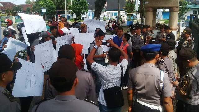 Masa dari PKL Malioboro mengadakan aksi demo untuk mempertanyakan keadilan.
