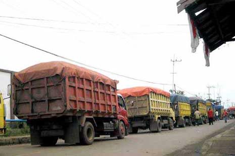 Iring-iringan truk batubara yang melintas. 