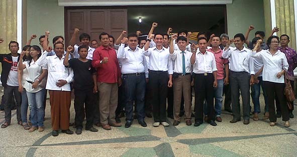 Serikat Buruh sejahtera Indonesia (SBSI) provinsi Jambi yang secara tegas  mendeklarasikan dukungan penuh mendukung Zumi Zola menjadi gubernur Jambi.