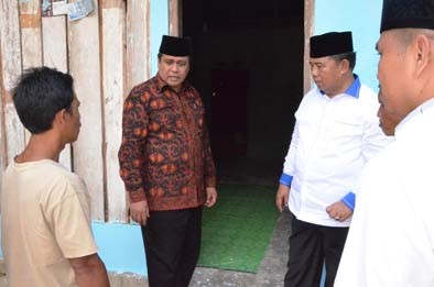 Gubernur HBA meninjau rumah warga yang akan dibedah di Kabupaten Bungo.