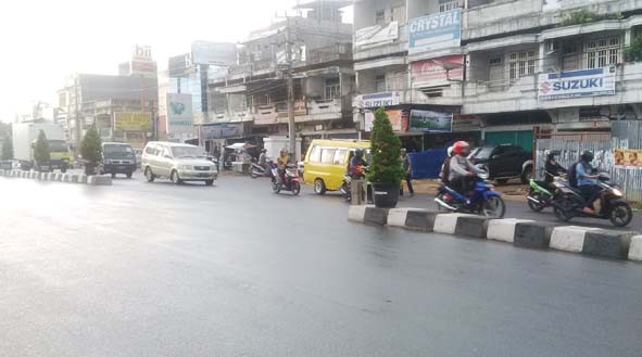 Median Jalan di kawasan Simpang II Sipin, tepatnya depan pusat perbelanjaan Jambi Town Square (Jamtos) yang sering terjadi kemacetan.