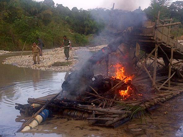 Bupati Saat melihat langsung Pembakaran PETI.