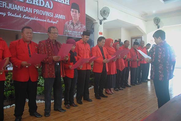 Pengurus DPD PDI Perjuangan Provinsi Jambi yang mengikuti prosesi pelantikan. Hingga lima tahun kedepan Edi Purwanto akan menahkodai PDI Perjuangan Jambi.