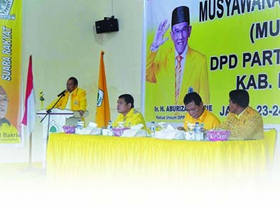 Ketua DPD Golkar Provinsi Jambi versi Aburizal Bakri dalam sebuah kesempatan. Kisruh Golkar berbuntut panjang termasuk akan ditetapkannya Plt Ketua Golkar versi Agung Laksono.