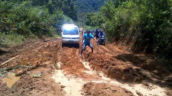 Kondisi jalan Renah Pemetik yang rusak parah.