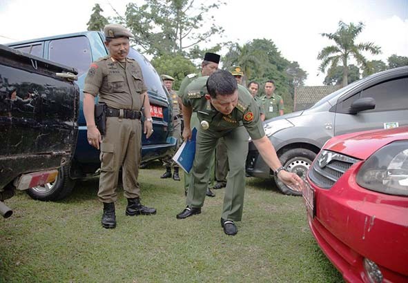 Walikota mengecek plat kendaraan dinas.