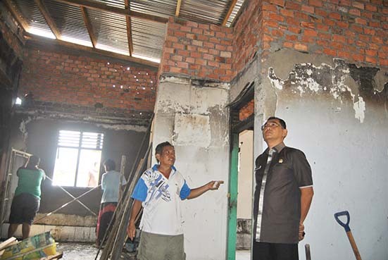 Sony Zainul berbincang bersama pemilik rumah yang mengalami kebakaran.