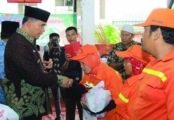 Walikota Jambi bersama PHL DKPP Kota Jambi.