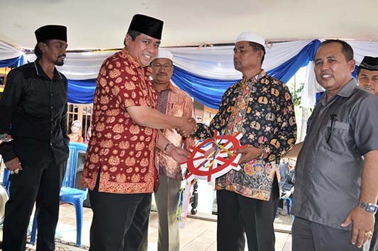 H Hasan Basri Agus (HBA), memberikan bantuan dua unit kapal inkamina kepada masyarakat Desa Lambur Luar. 