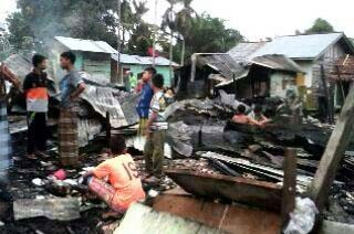 Sisa-sisa puing kebakaran yang menghanguskan puluhan pondokan santri.