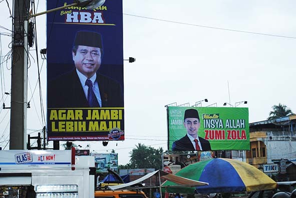 Kandidat kuat Pilgub Jambi, HBA dan ZZZ makin intens perang sosialisasi melalui berbagai media, termasuk baleho. 