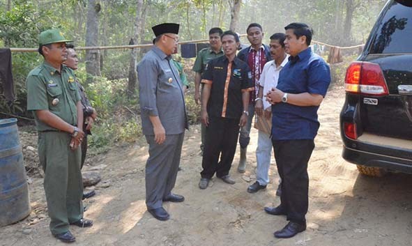 Gubernur HBA meninjau jalan Batang Asai.