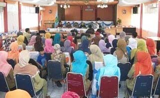 Aktivitas honorer yang menggelar pertemuan dalam sebuah kesempatan untuk mempertegas   status.