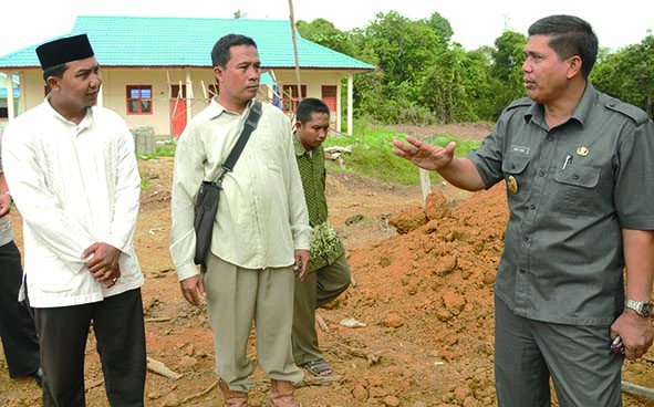 Wabup Tanjabtim saat tinjau kondisi jalan.