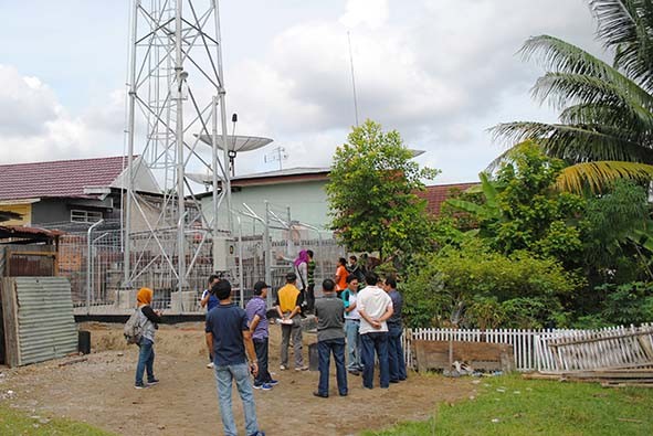 Tower yang ada di Kota Jambi, berada di sekitar rumah warga.