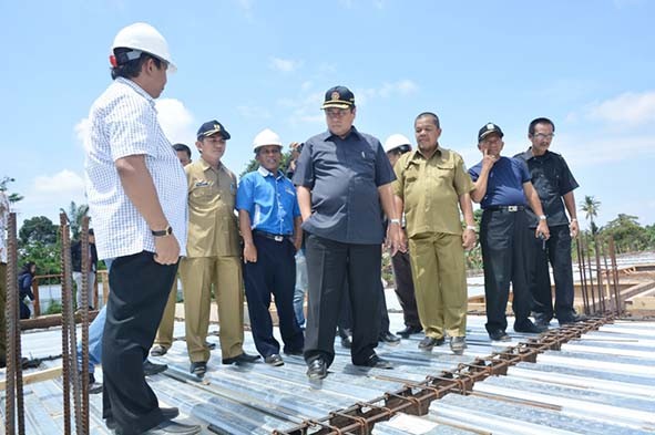 Gubernur Jambi didampingi pihak terkait meninjau kelanjutan pembangunan Pasar Angsoduo modern kemarin. HBA meminta kepada pihak rekanan melaksanakan pembangunan dengan cermat dan dipercepat sehingga bisa segera dimanfaatkan.