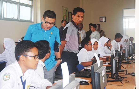 Komisi IV ketika pantau persiapan UN di SMP 7 Kota Jambi.