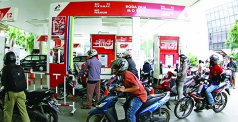 Harga eceran Bahan Bakar Minyak (BBM) Premium di Kualatungkal naik dari Rp 8.000 per liter menjadi Rp 9.000 per liter.