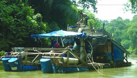Meski baru dilakukan razia oleh Pemerintah Kabupaten (Pemkab) Merangin beberapa waktu lalu, namun saat ini PETI kembali beroperasi di kawasan Geopark di Desa Air Batu Kecamatan Renah Pembarap.