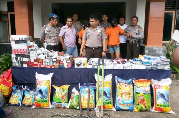 Tersangka kasus perampokan dan sejumlah barang bukti yang berhasil diamankan.