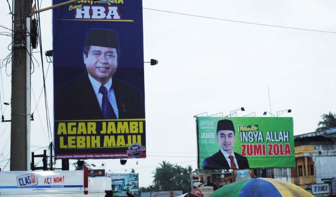 Dua kandidat (HBA dan Zumi Zola) terkuat Pilgub Jambi saat ini terus gencar sosialisasi ke masyarakat, pada foto terlihat baliho berukuran besar yang memuat gambar dua kandidat. 