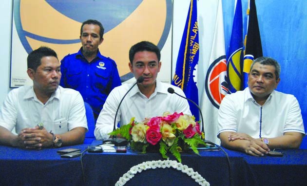 Cecep Suryana, Zumi Zola dan Agus Roni ketika menggelar jumpa pers.