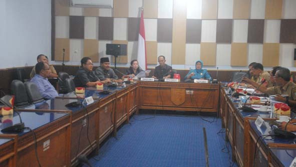 Suasana hearing bersama warga, instansi terkait, mengenai bangunan di Bengkel Star Elektrik di kawasan Kelurahan Selamat, Kecamatan Telanaipura.