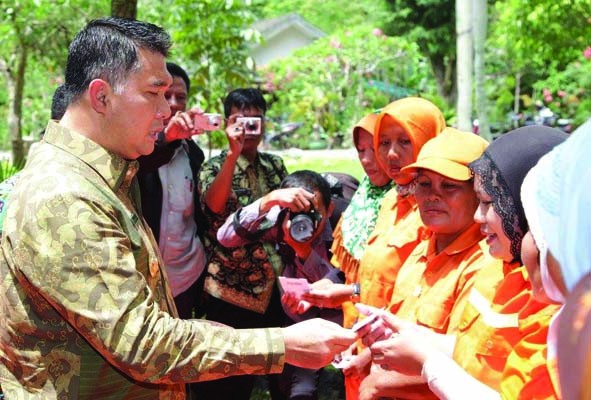 Walikota Jambi, H Syarif Fasha, silaturahmi dan makan bersama penyapu jalan DKPP Kota Jambi.