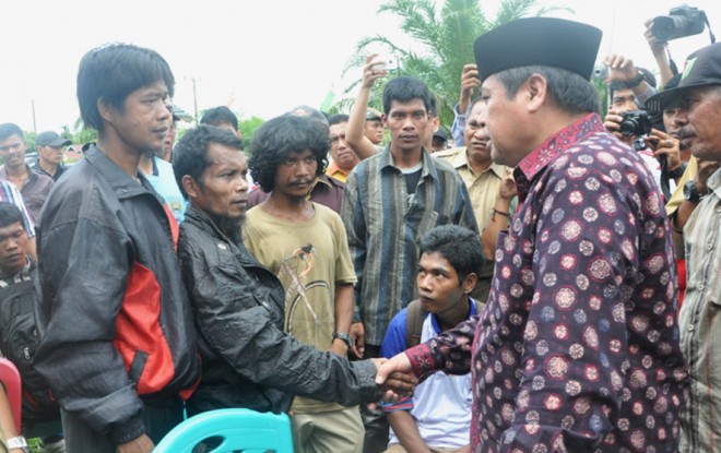 Gubernur HBA menyapa warga SAD.