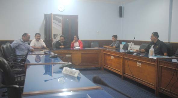 Pertemuan dewan dan warga yang mengadukan nasibnya. 