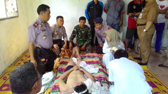 Jenazah Agus Ricky Riyanto yang telah ditemukan warga sebelum di bawa ke rumah duka.