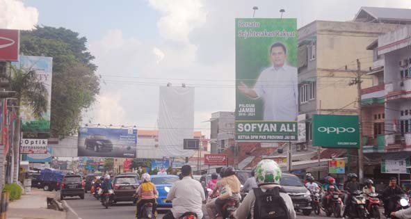 Jelang Pilgub 9 Desember mendatang, tidak menutup kemungkinan akan muncul poros baru selain poros utama yakni poros Hasan Basri Agus (HBA) dan poros Zumi ZOla. Pada foto baliho ketua DPW PKB provinsi Jambi Sofyan Ali yang mulai gencar melakukan sosialisasi hingga ke tingkat daerah.