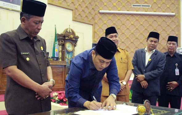 Ketua DPRD Kota Jambi, M Nasir menandatangani pengesahan delapan ranperda yang disampaikan oleh pihak Legislatif bersama Wakil Walikota Jambi.