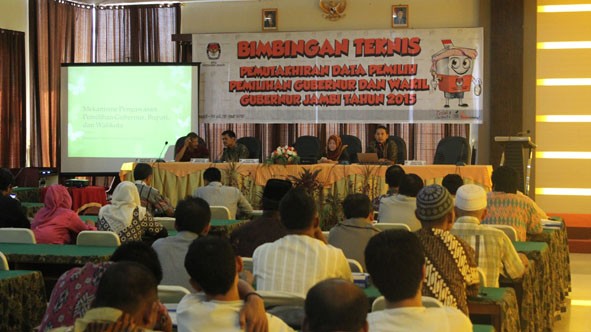 KPU provinsi ketika menggelar kegiatan Bimbingan teknis pemutakhiran data pemilih untuk pemilihan gubernur dan wakil gubernur Jambi tahun 2015.