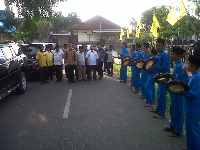 Zumi Zola saat disambut dengan kompangan.