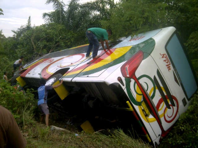 Terlihat Bus NPM terperosok keluar jalur dan terbalik.