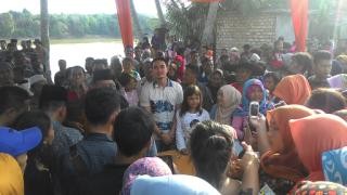 Zumi Zola saat berada ditengah keramaian masyarakat Mersam