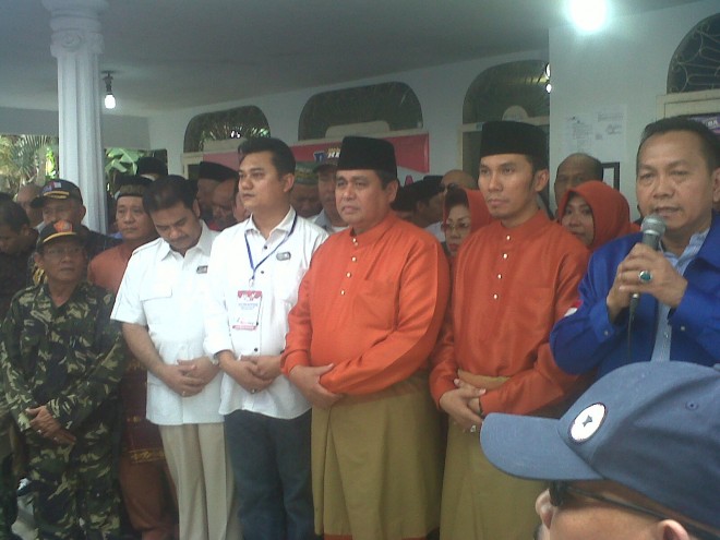 Sum Indra saat berada diantara pasangan HEBAT