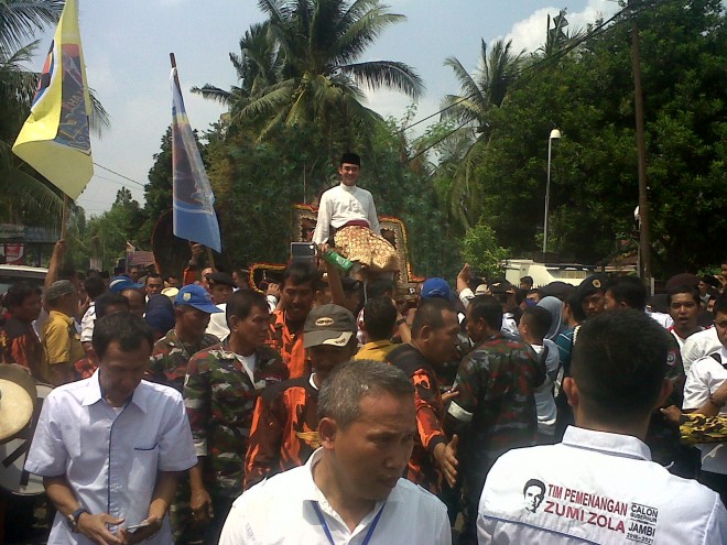 Zumi Zola saat diarak menggunakan Reog.