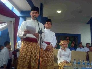 Zumi Zola dan Fachrori Umar saat melakukan orasi.