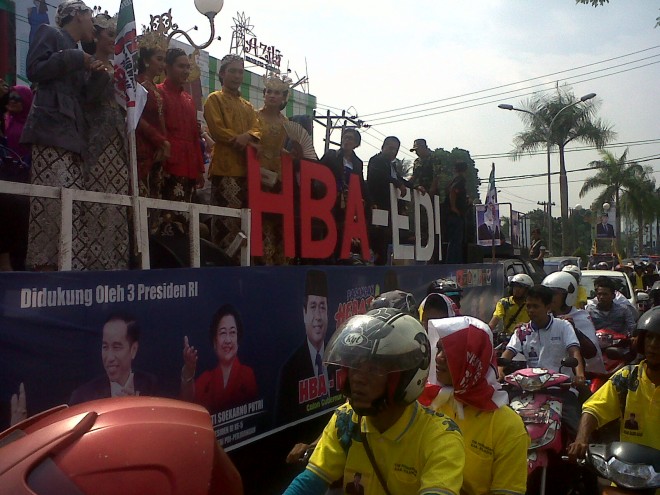 Suasana arak-arakan simpatisan pasangan HEBAT